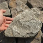 Камень черно-синий дракон галтованный