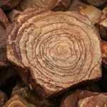 Валун розовый с разводами